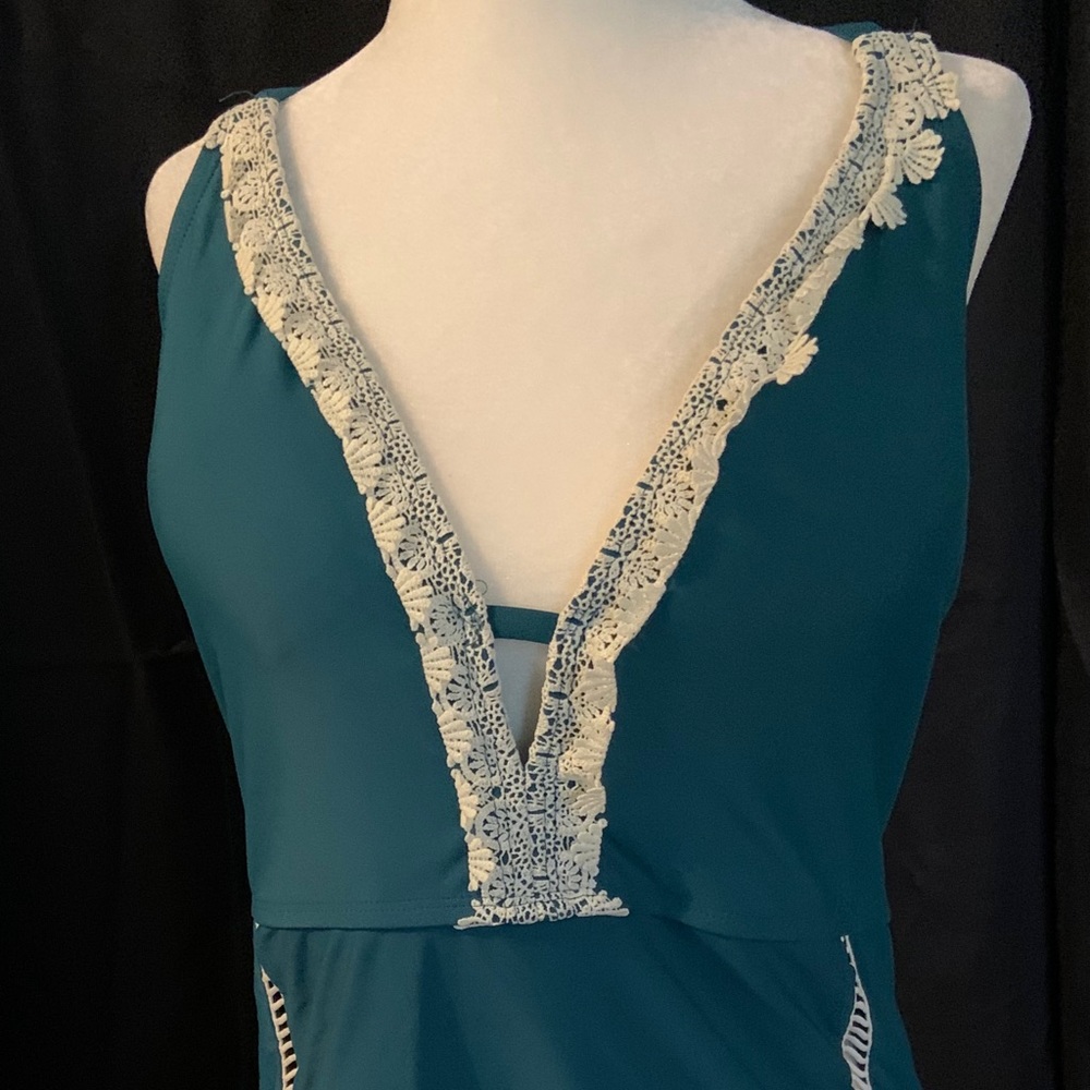 3/$25 NWOT Jade and cream lace swimsuit. Size XL